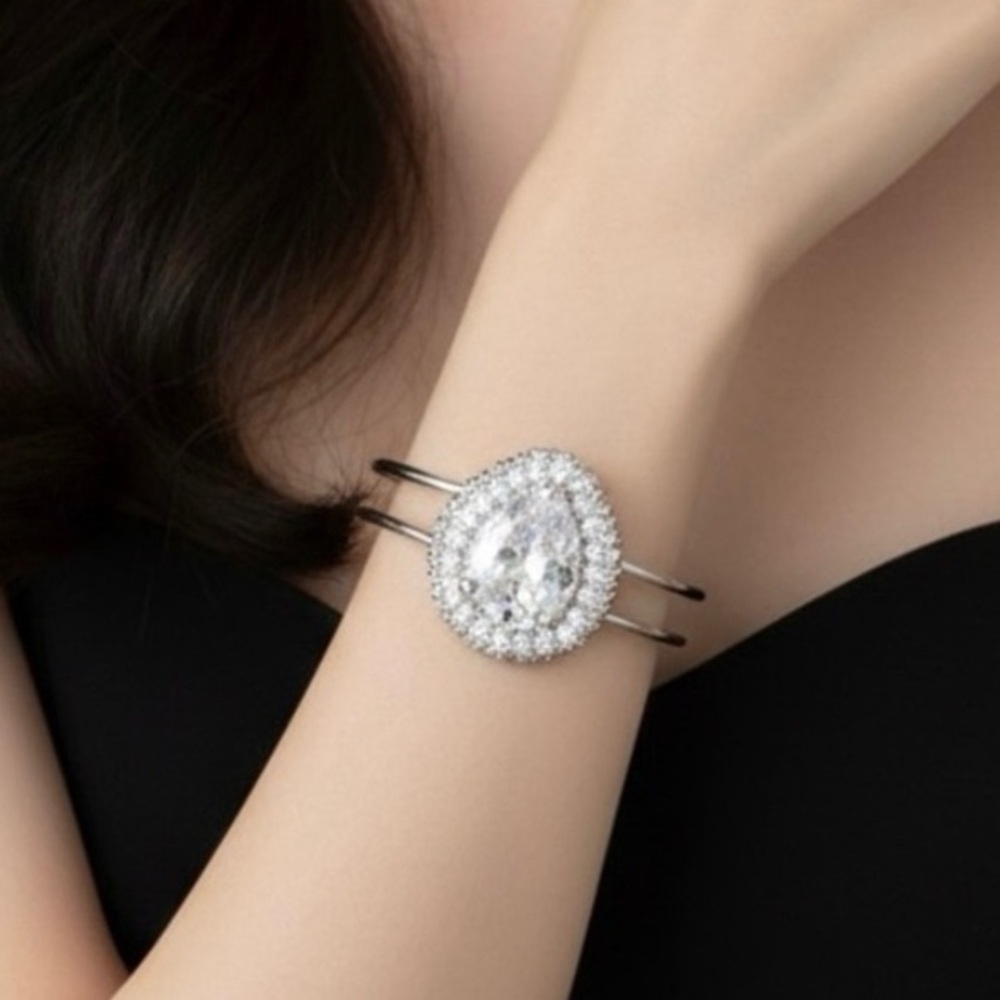 NWOT Australian Statement Crystal Bracelet
